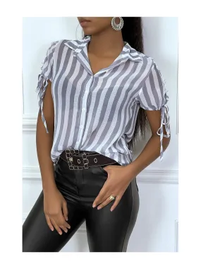 Chemise grise à rayure et dentelle sur les bras