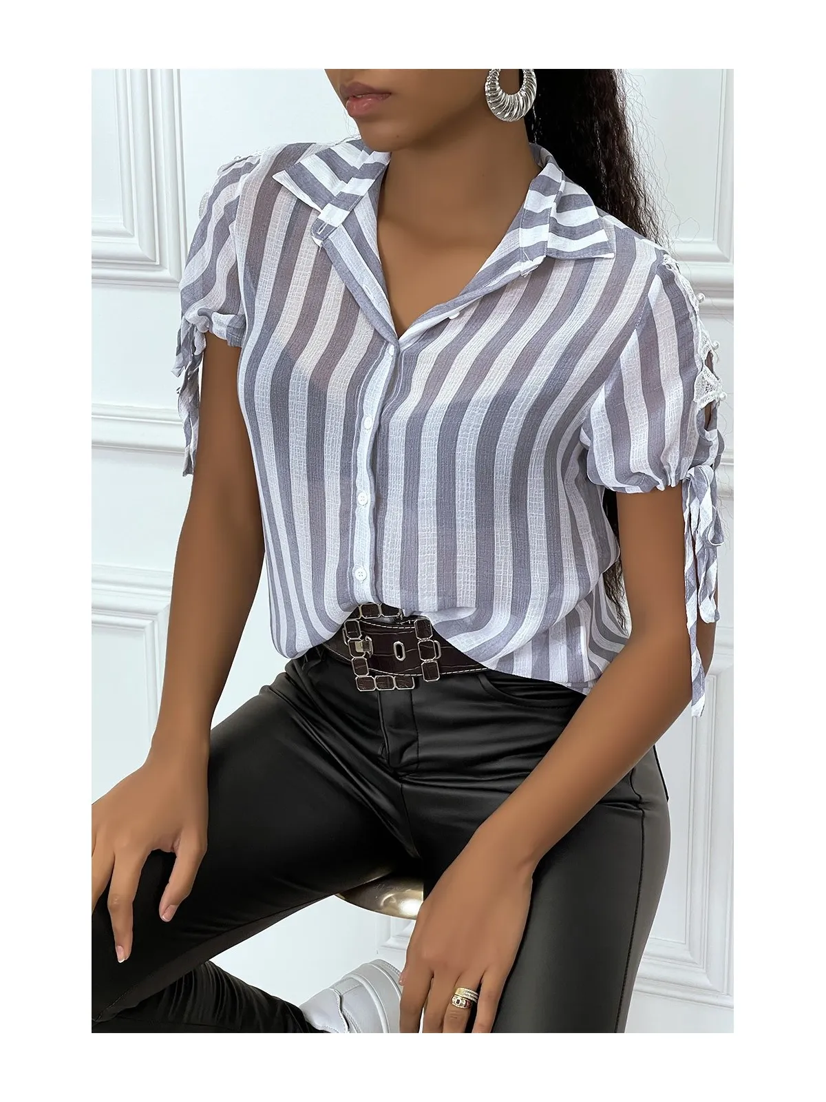 Chemise grise à rayure et dentelle sur les bras