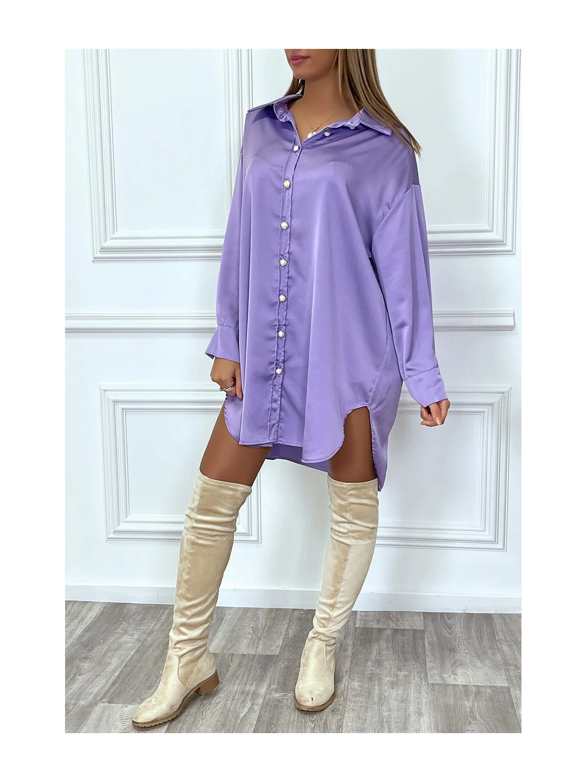 Longue chemise lila satiné et oversize avec bouton perle et doré