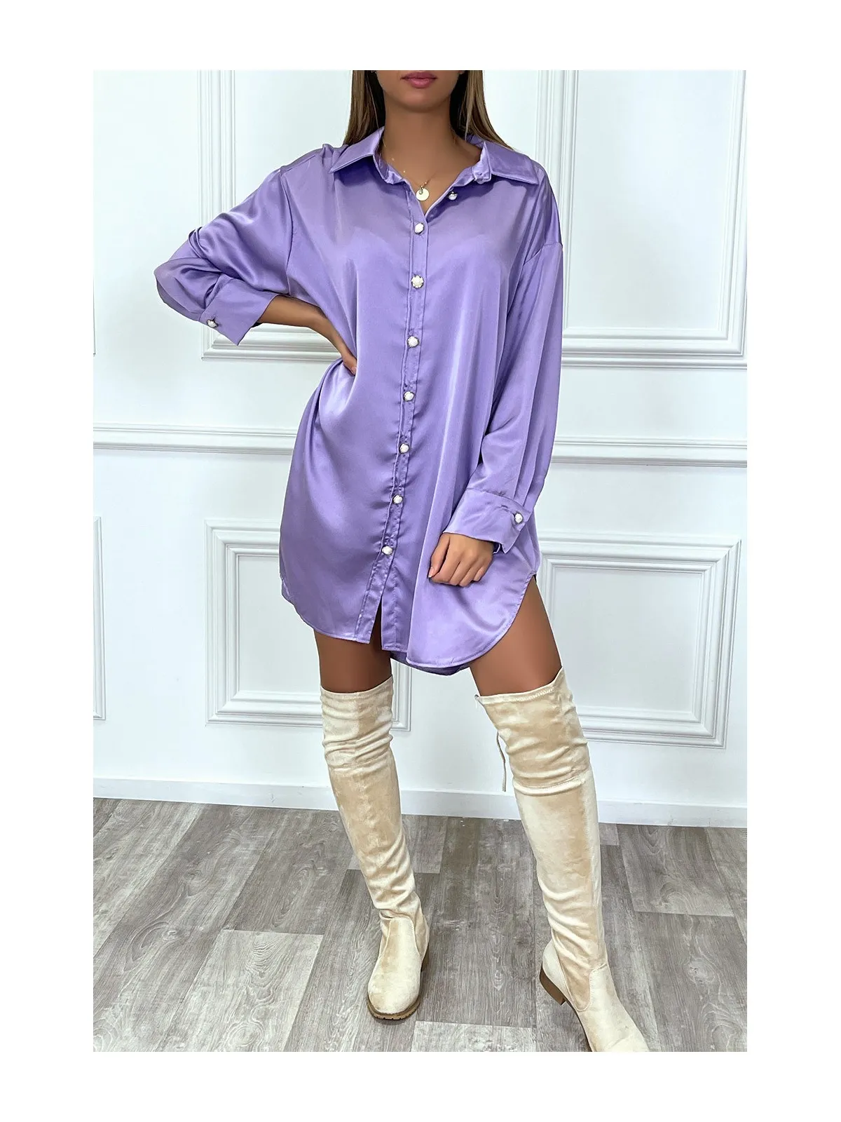 Longue chemise lila satiné et oversize avec bouton perle et doré