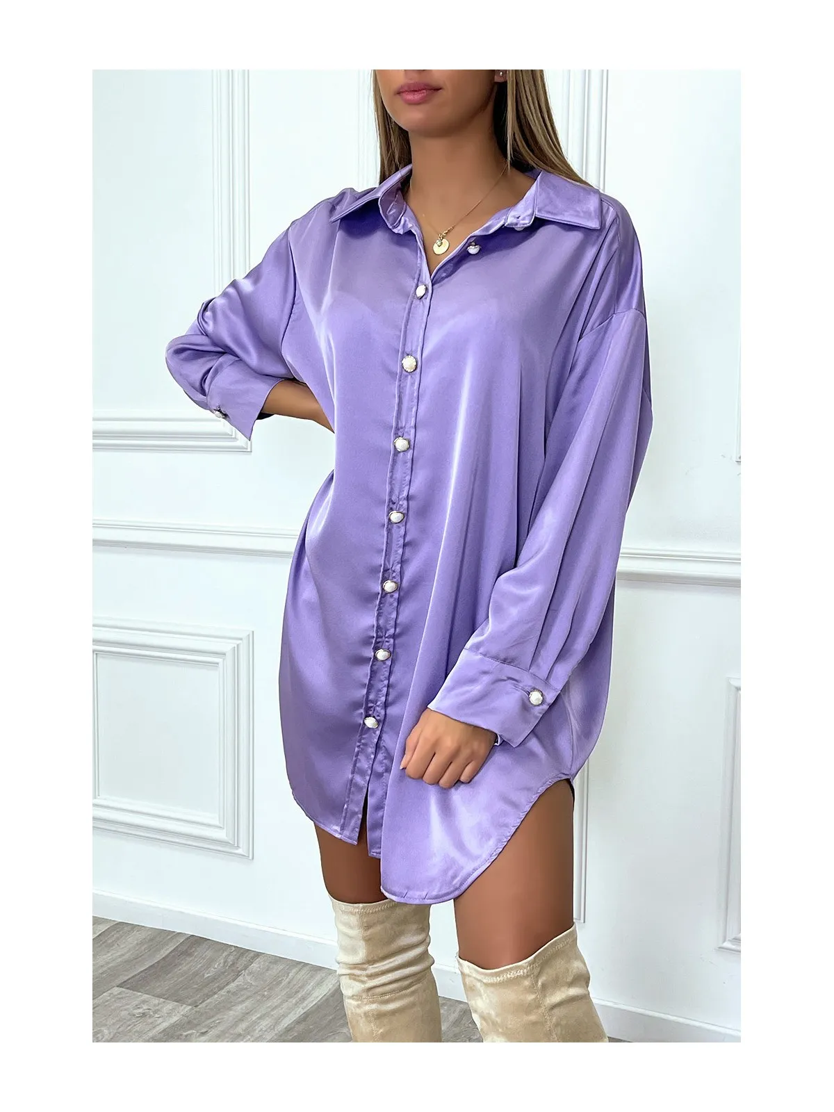 Longue chemise lila satiné et oversize avec bouton perle et doré