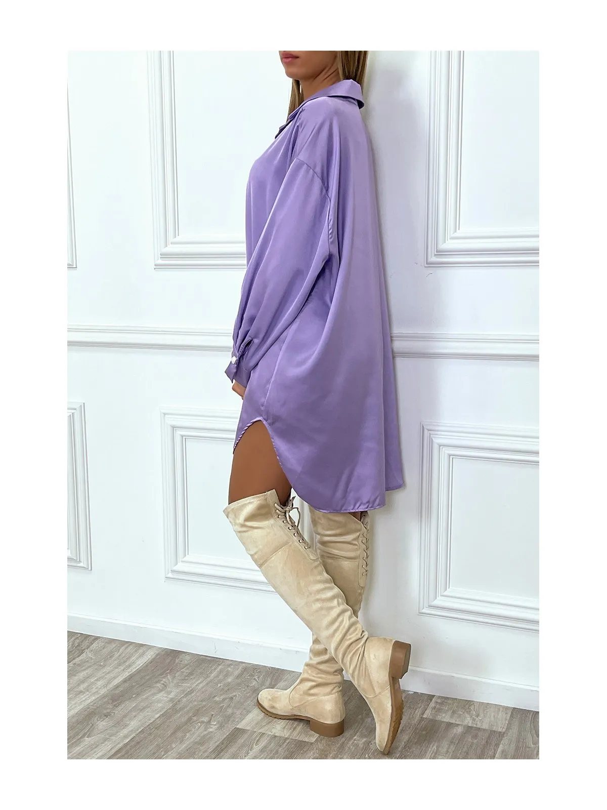 Longue chemise lila satiné et oversize avec bouton perle et doré