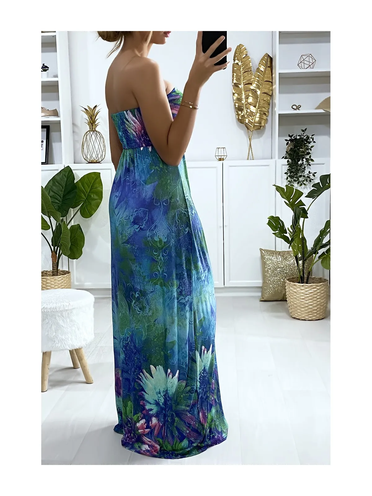 Longue robe motif fleuris bleu avec strass et plis au buste