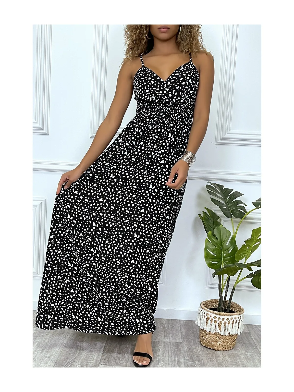 Longue robe noire motif blanc croisé au buste cintré avec élastique à la taille et au dos