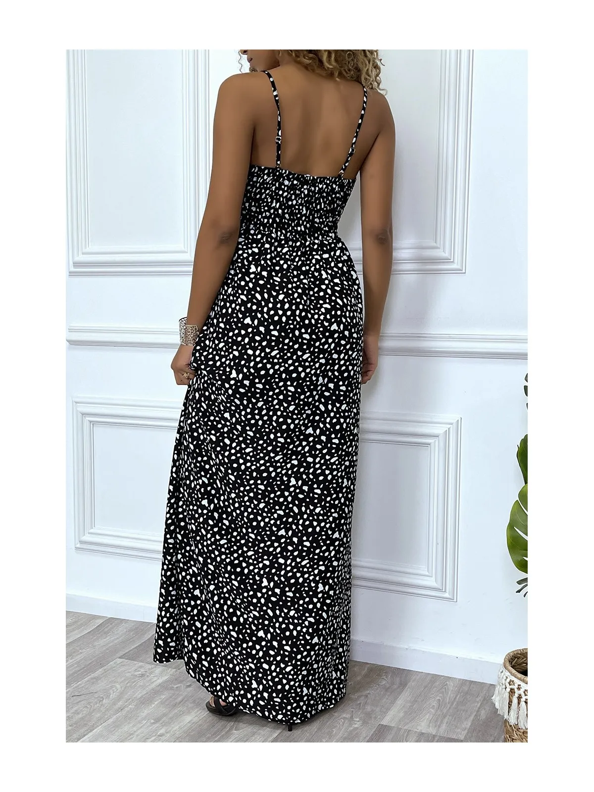 Longue robe noire motif blanc croisé au buste cintré avec élastique à la taille et au dos