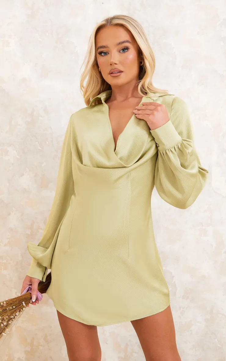 Robe-chemise satinée texturée vert sauge à col bénitier détaillé