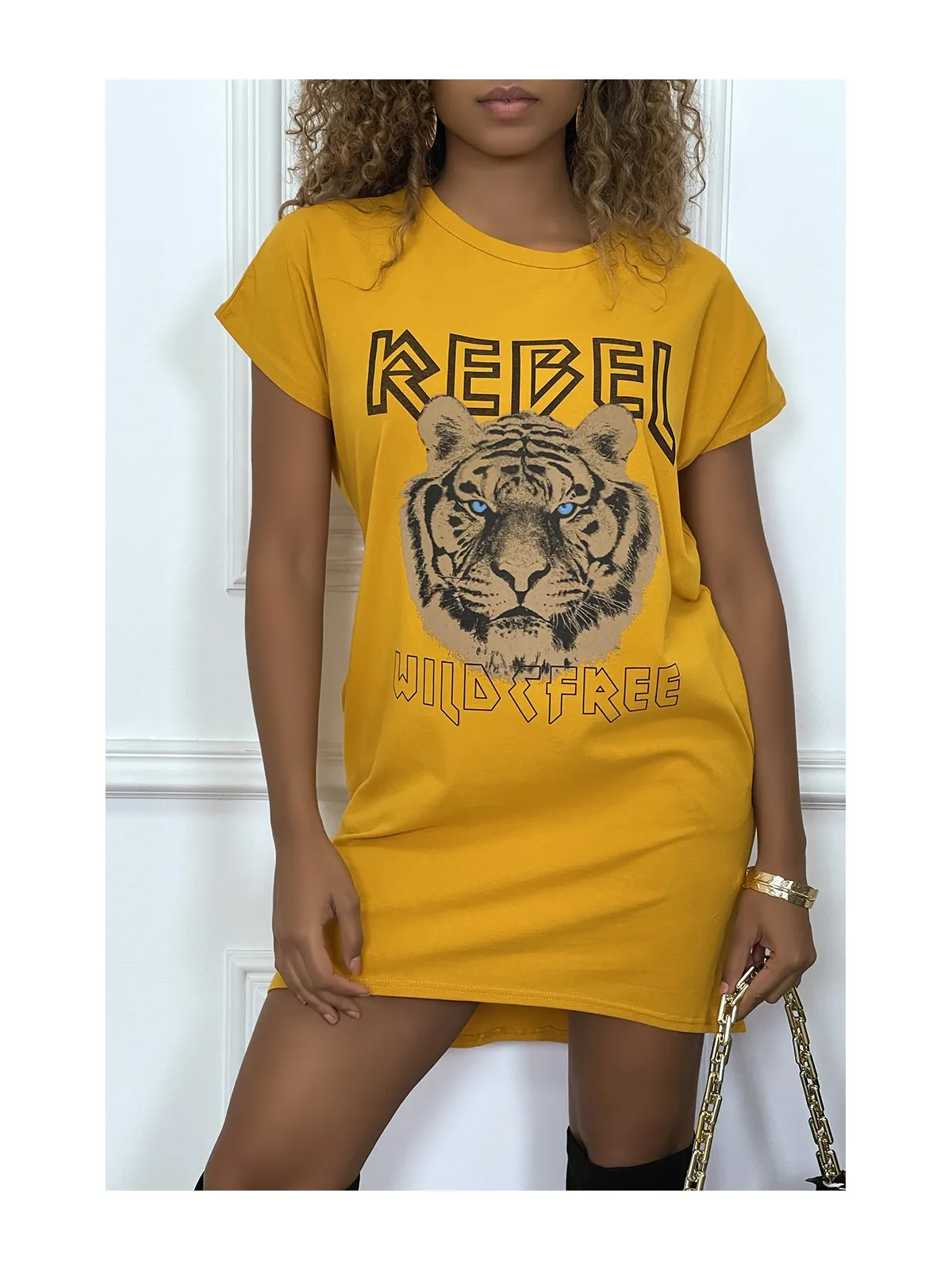 Robe t-shirt moutarde avec poches et écriture REBEL avec dessin de lion