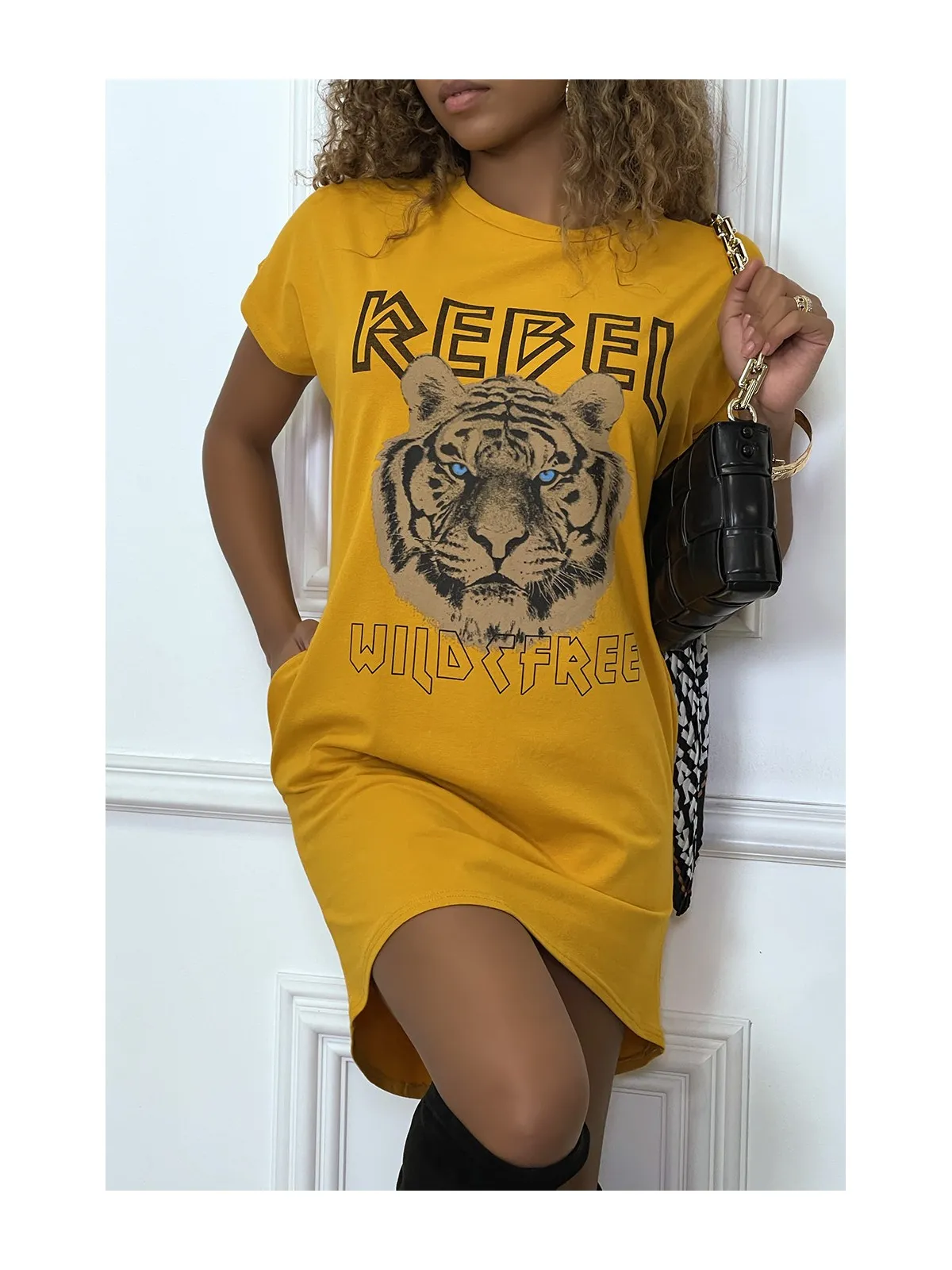 Robe t-shirt moutarde avec poches et écriture REBEL avec dessin de lion